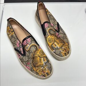 Gucci Print Sneaker Tiger Design AUTHENTIC - Like New - Size 39 Slip on Sneaker
